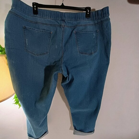 EUC: Terra & Sky Sze 3X (24W-26W) Light Wash Distressed Pull-On Cropped Jeans - Picture 2 of 7